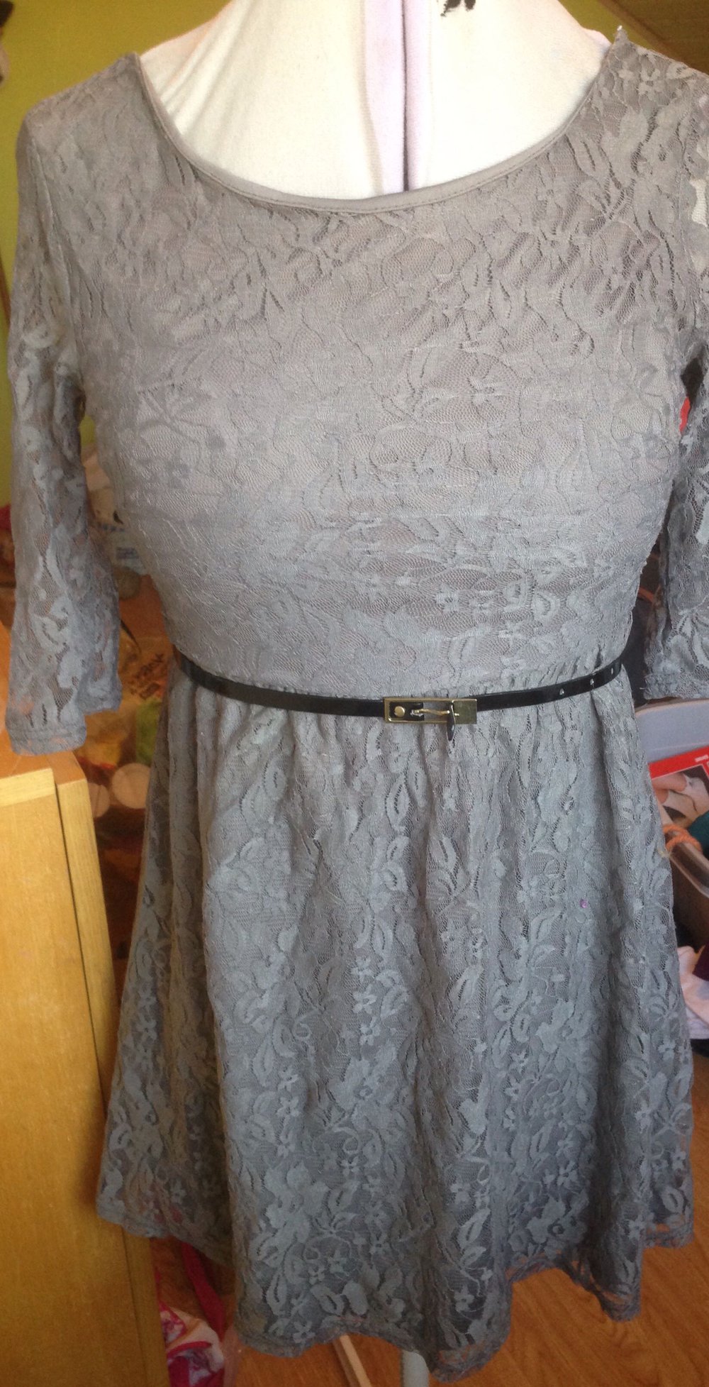 graues Kleid, Spitze, talliert 