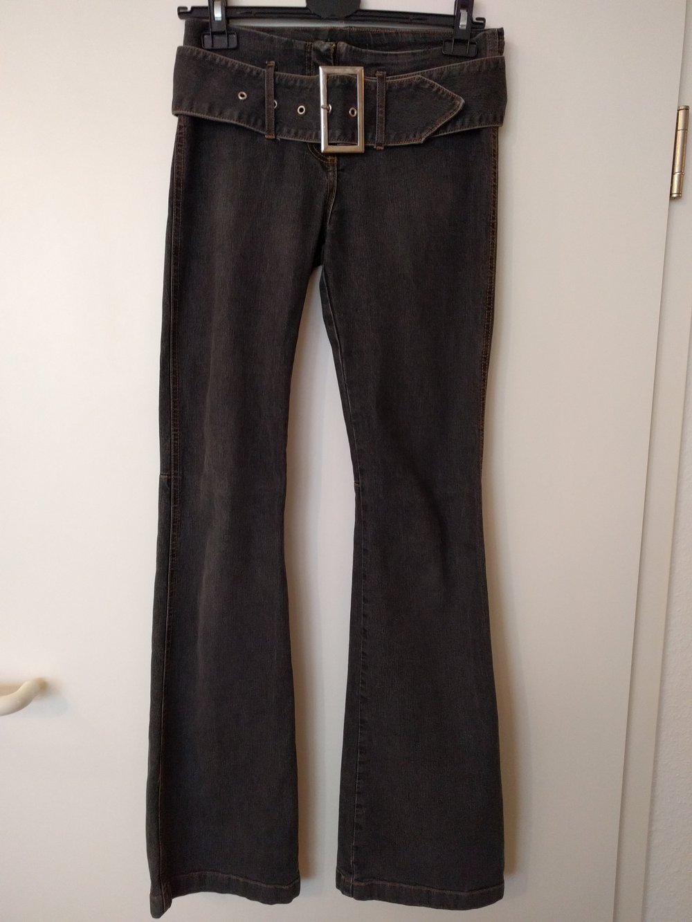 Hüft-Jeans mit breitem Gürtel