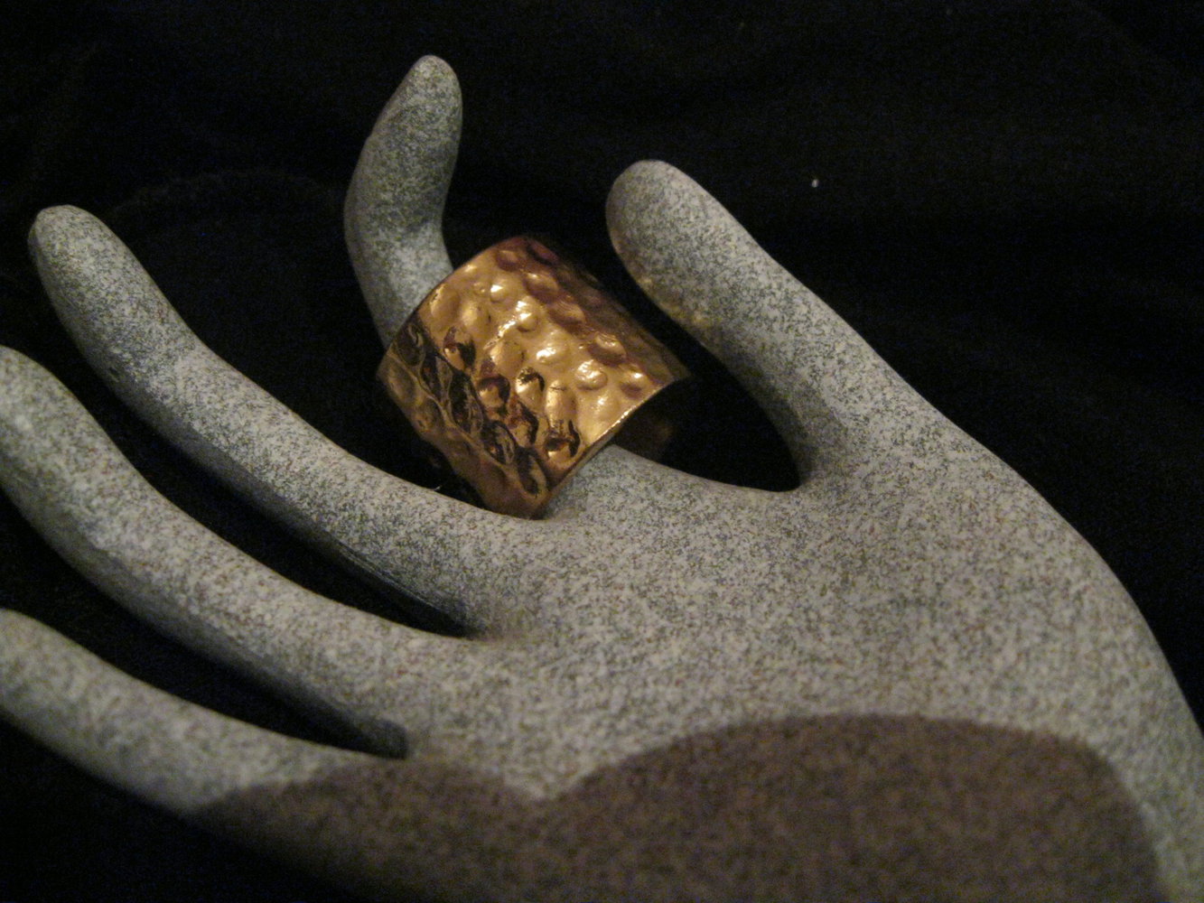 breiter goldener Ring