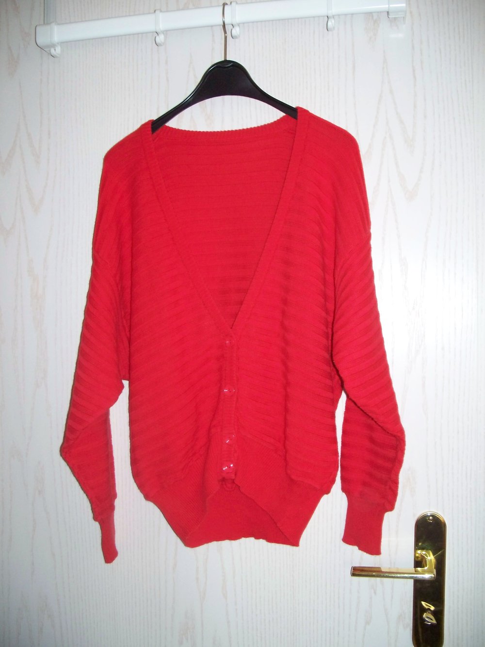 VINTAGE// 80er-Cardigan mit V-Ausschnitt in leuchtendem Rot (oversized)