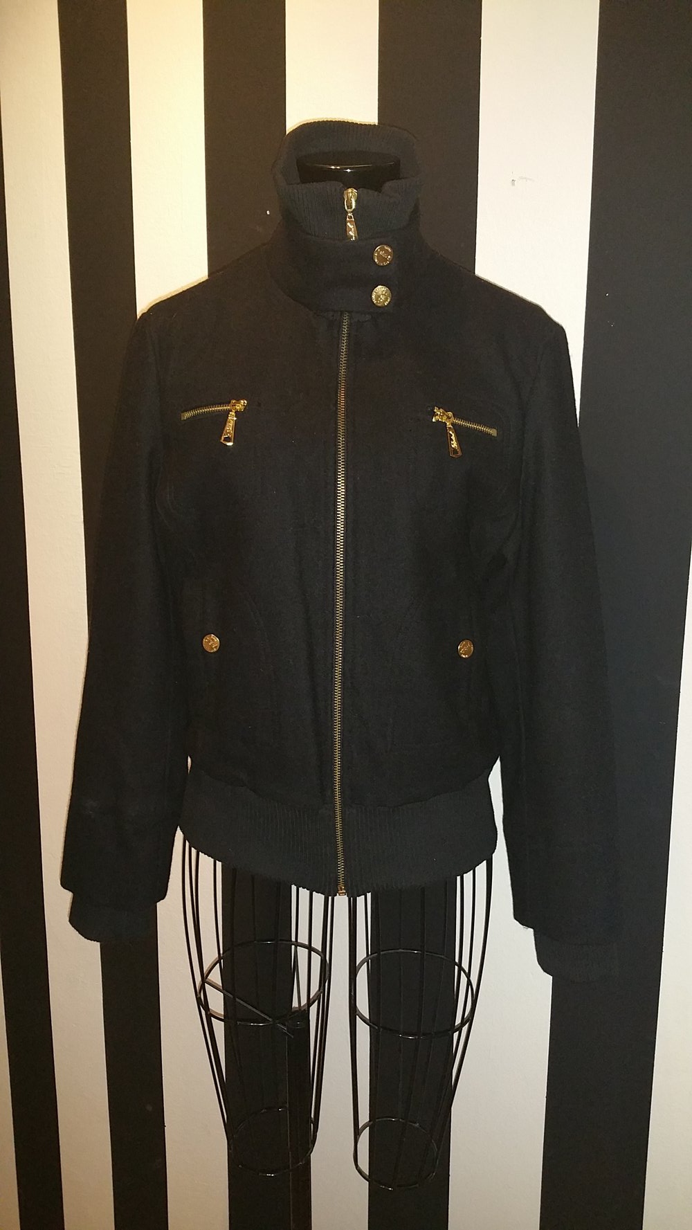 Jacke, schwarz mit goldenem Reißverschluss & Knöpfen