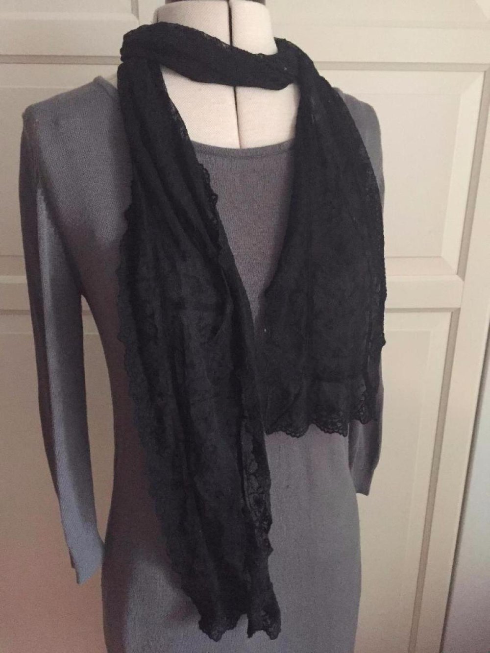 feiner Schal aus Spitze - schwarz