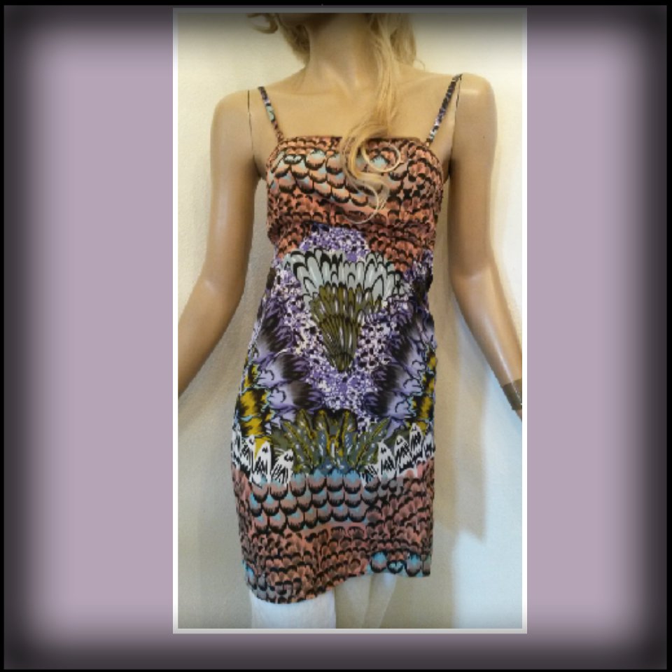 Empire- Kleid mit auffälligem Federnprint 