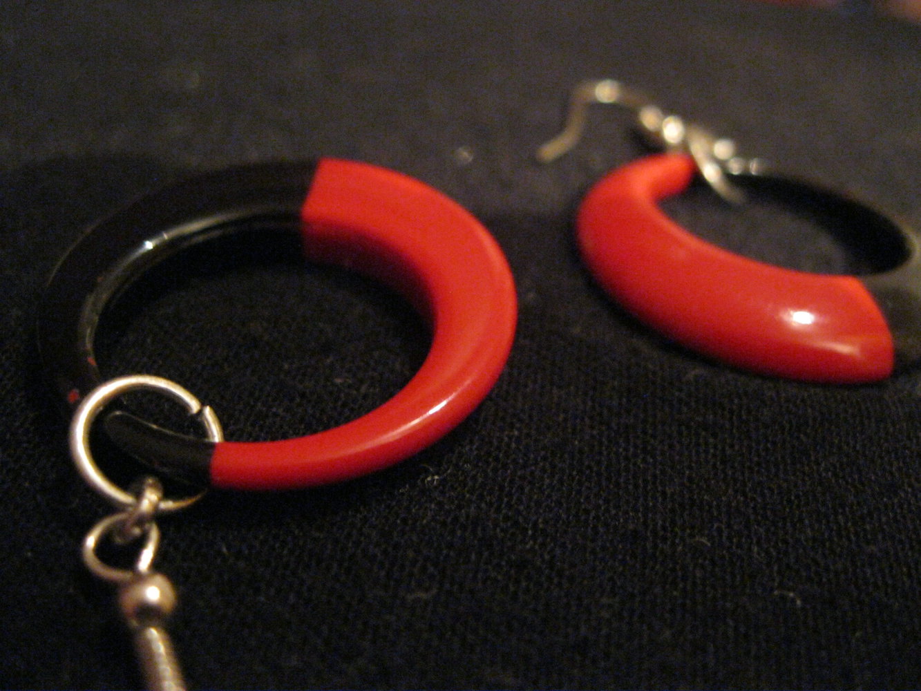 schwarz rote Ohrringe