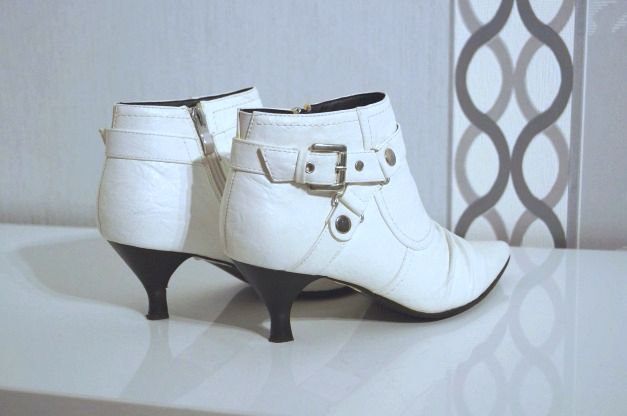 Weiße Stiefeletten Schuhe mit Absatz 38 Schnallen Neu