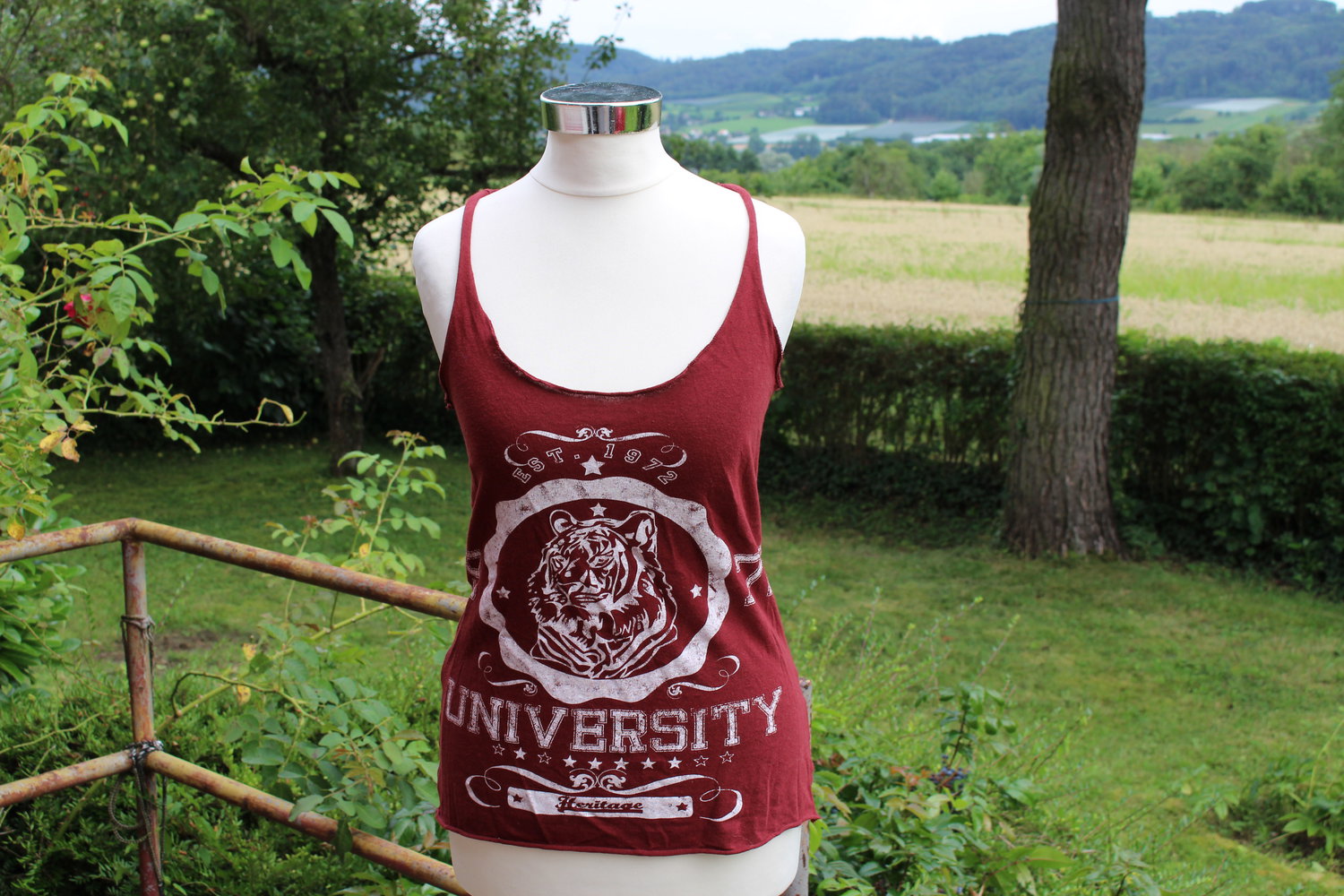 weinrotes Tanktop im Collegestiel