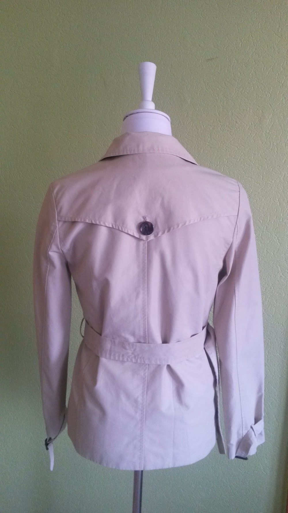 Kurzer Trenchcoat, beige mit Gürtel