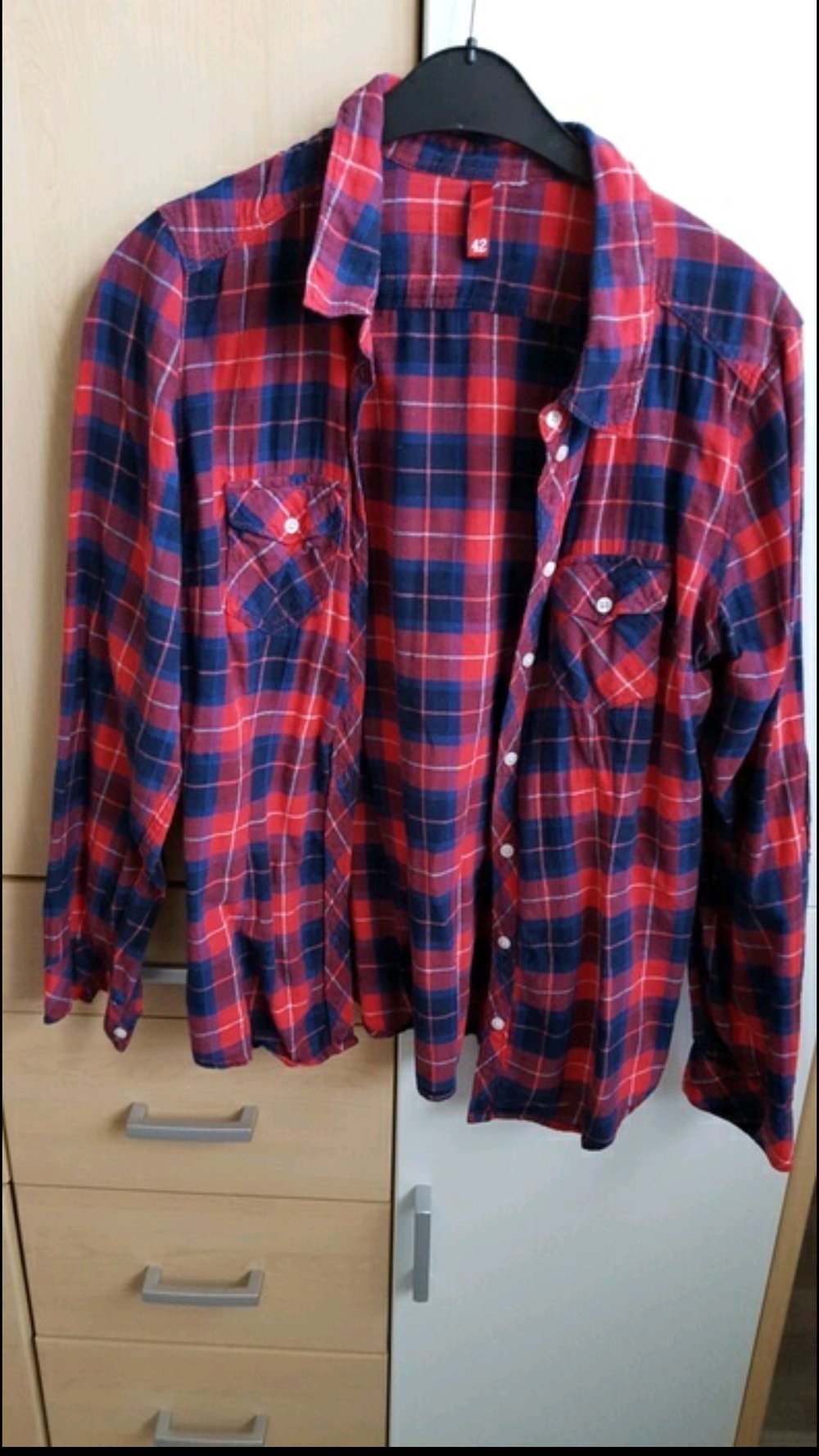 Kariertes dünnes Hemd