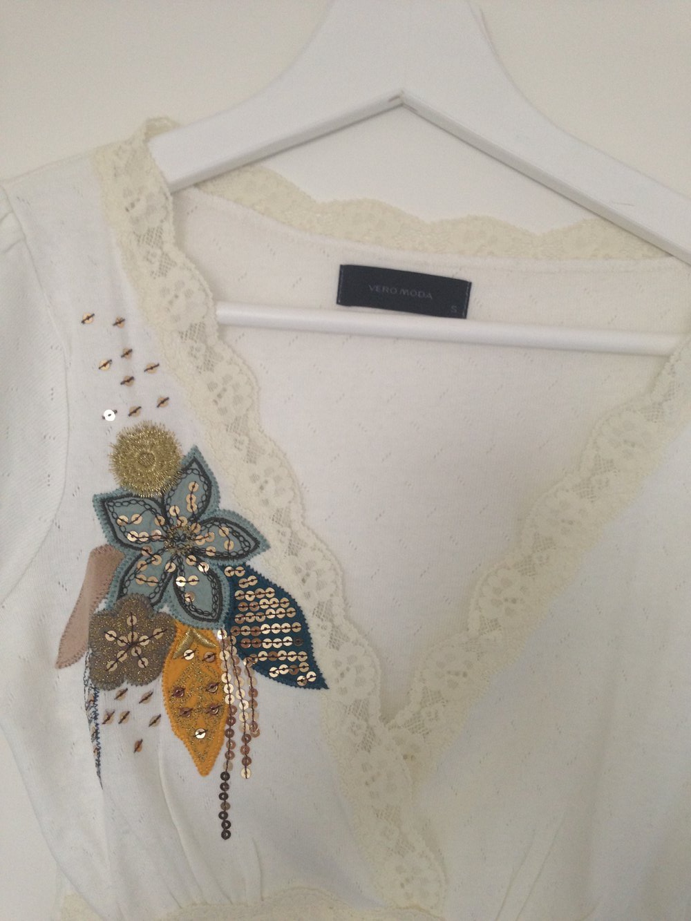 Shirt mit aufgestickter Glitzerblume