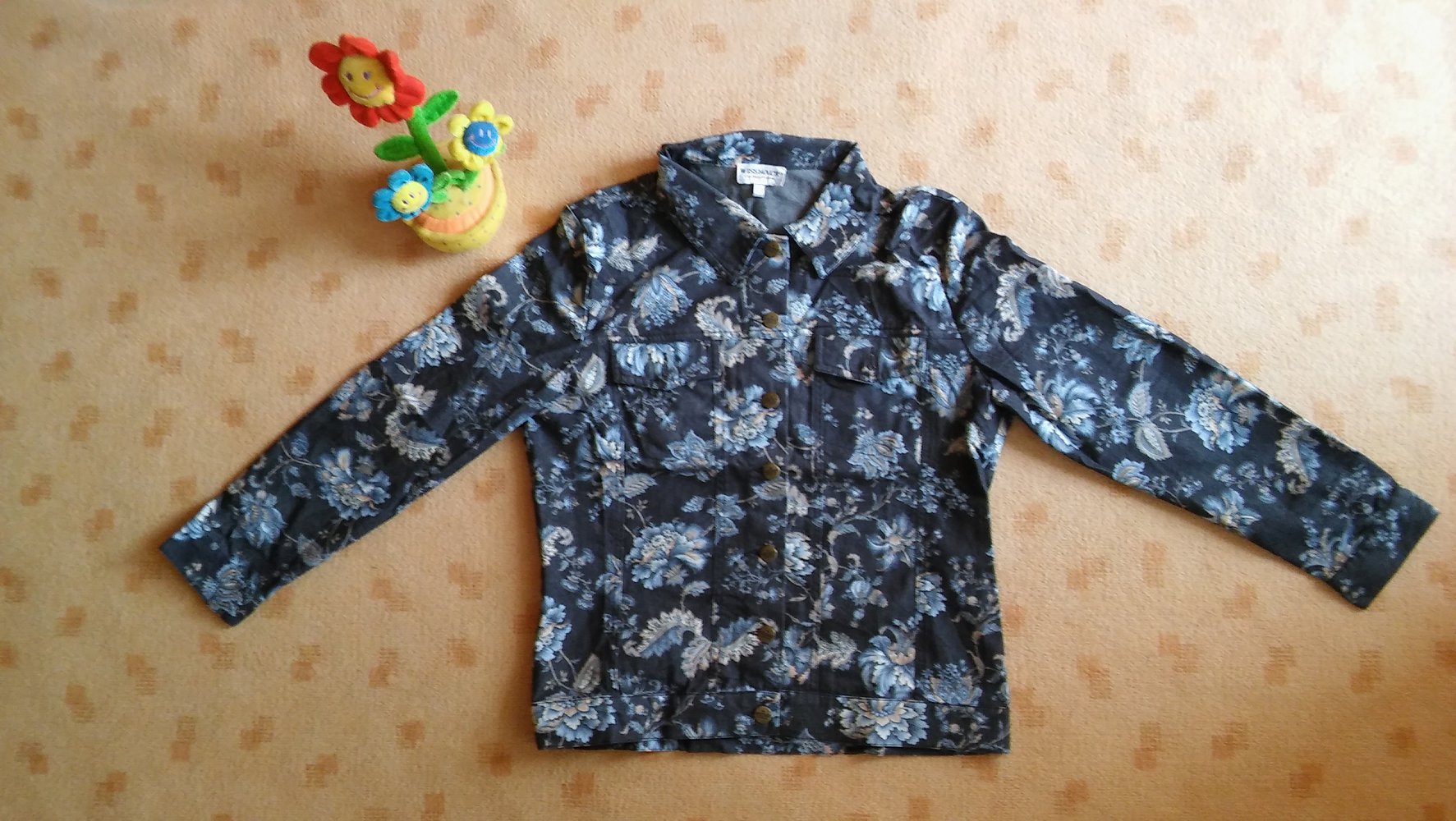 schöne Jeansjacke mit Blumenmotiv Gr. S