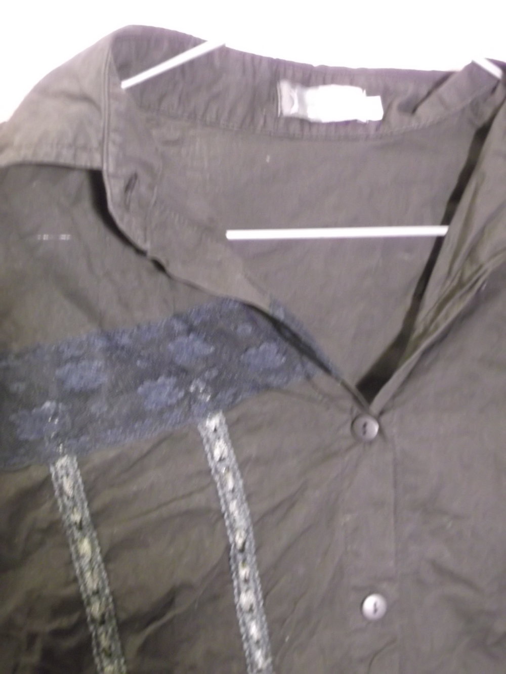 süßes schwarzes Hemd mit Spitzenborte 