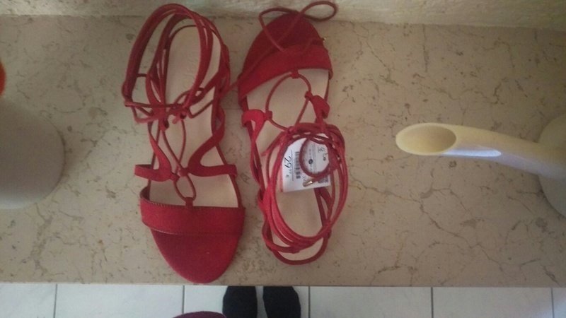 Rote Sandalen mit schöner Schnürung