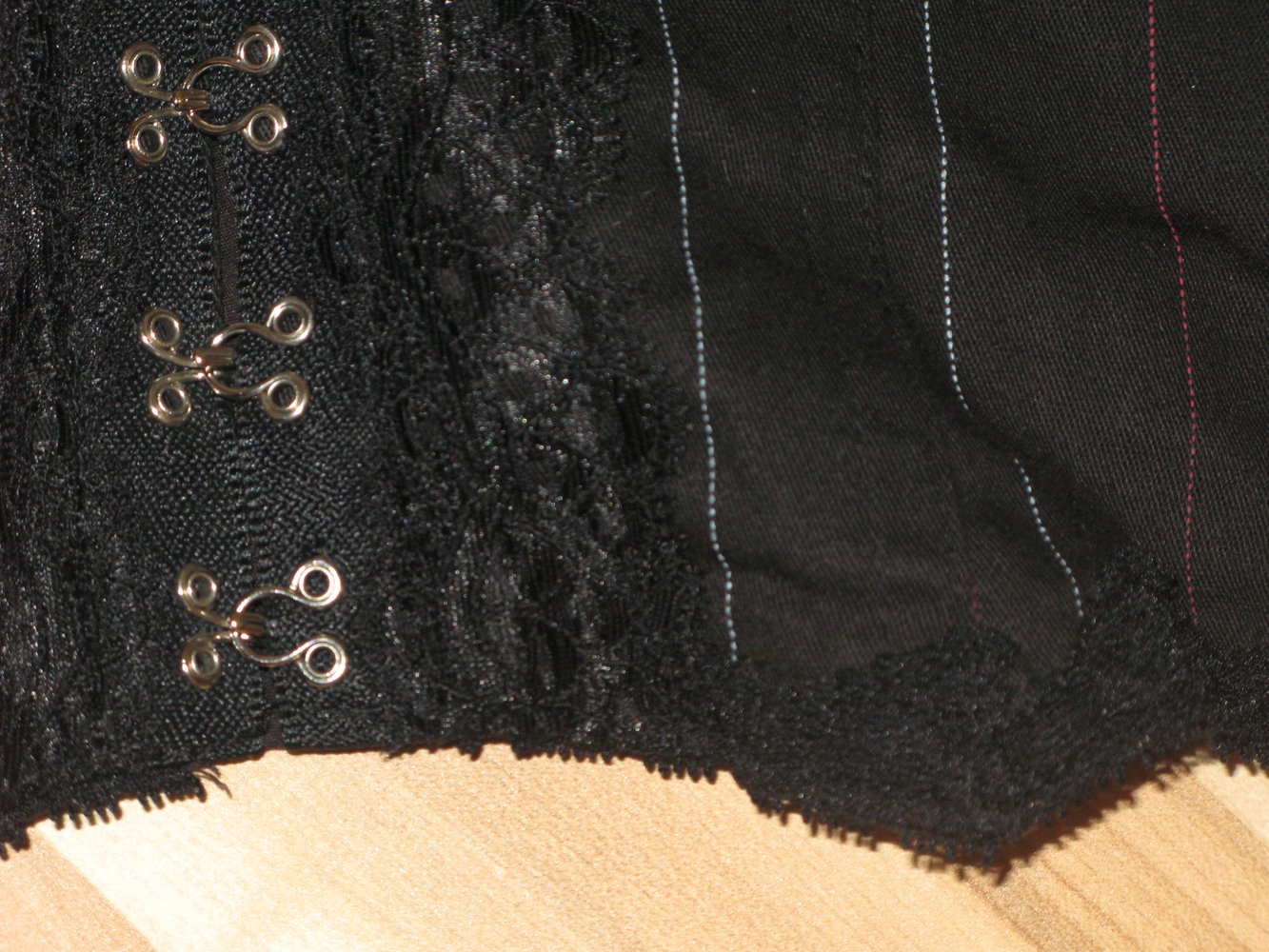 Tripp NYC Neckholder Corsage in schwarz mit Häkchenverschluss und Nadelstreifen in weiß und rot Gr. XS 34