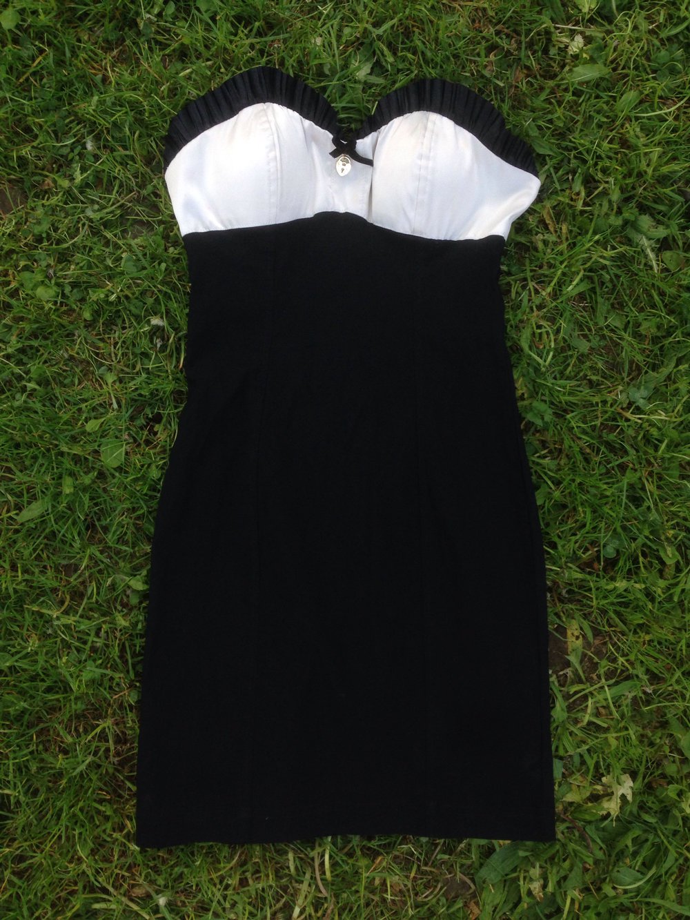 Schwarzes enges Minikleid Partykleid mit weißem Brustteil mit goldenem Schloss