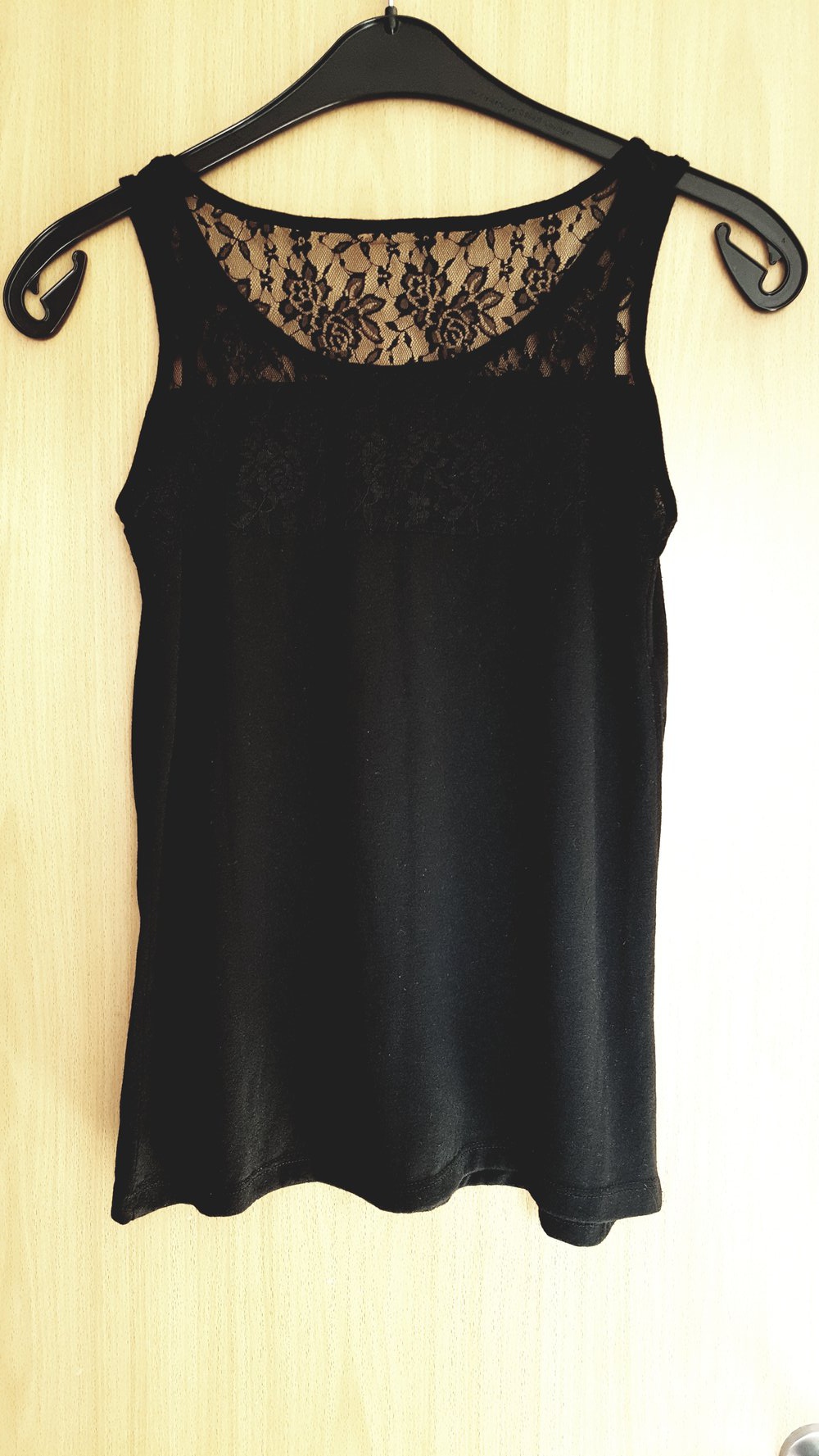 Schwarzes Spitzentop