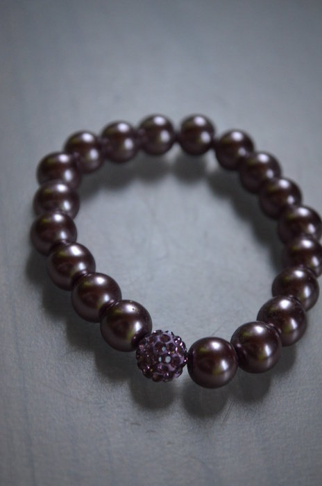 Fliederfarbenes Perlenarmband 