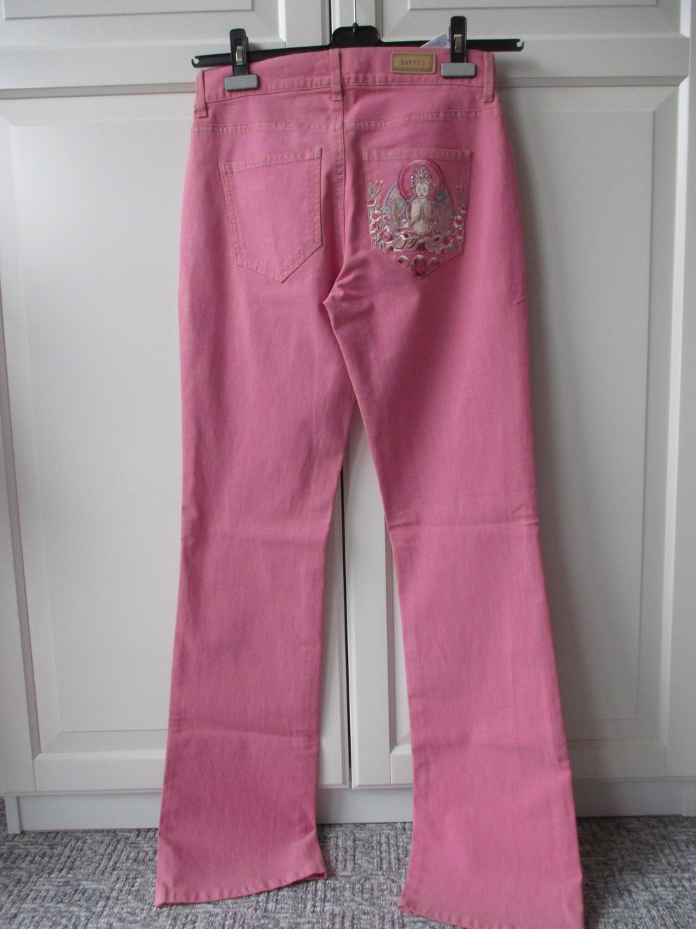 Sayyes, pinke Jeans mit rückwärtiger Buddha Applikation, Gr. 36, NEU