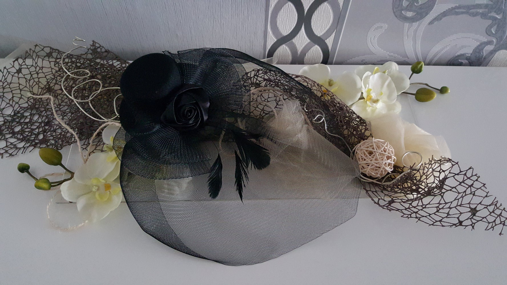 Burlesque Hut Rose mit Federn und Tüll Gothic Cosplay Fotoshoot Haarschmuck