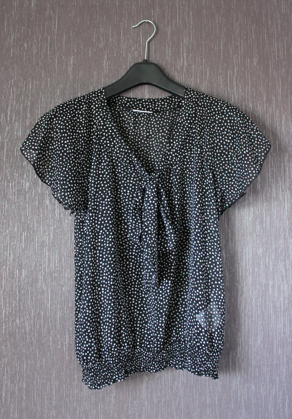 gepunktete Schluppenbluse