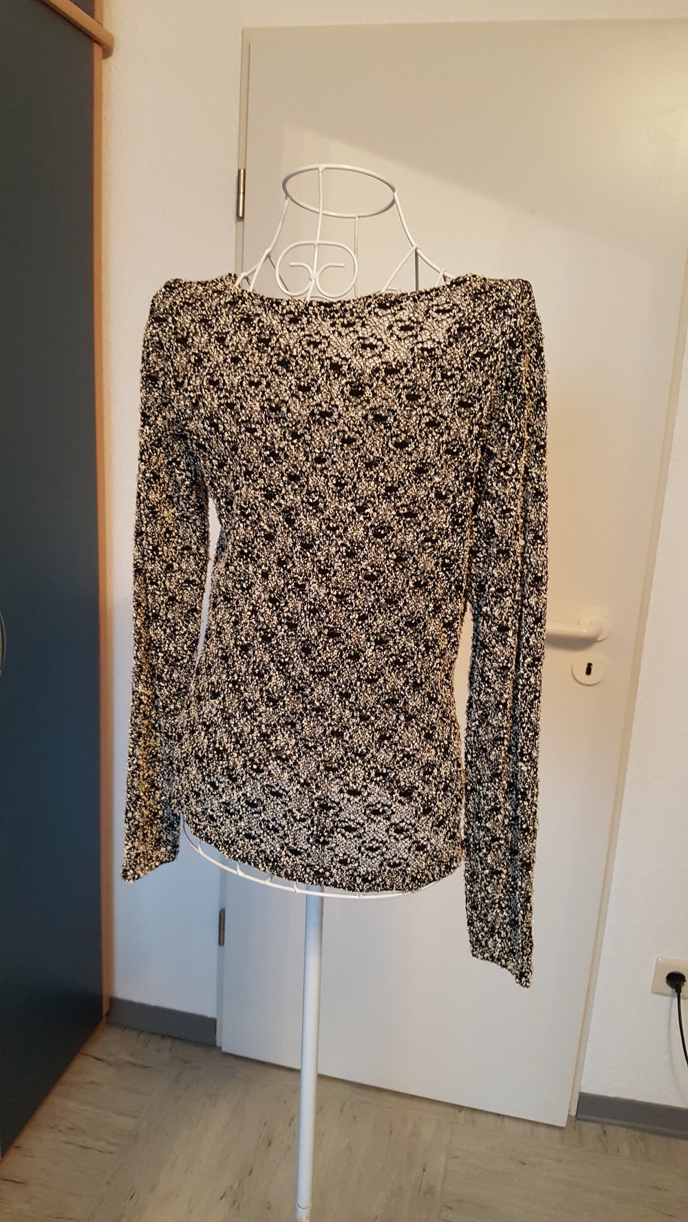 41. Dünner Strickpullover in Bouclé, Gr. 38
