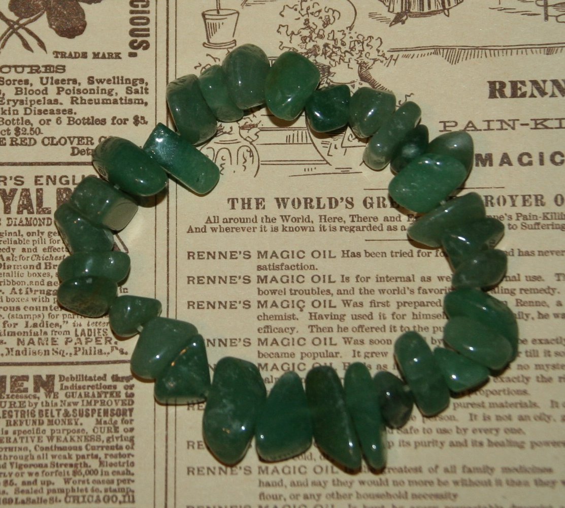 Armband mit Steinen grün