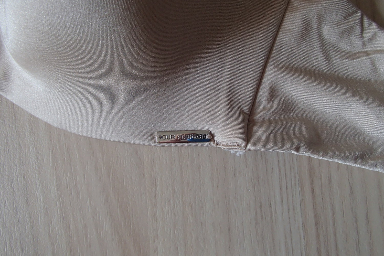 Hautfarbener BH mit abnehmbaren Trägern