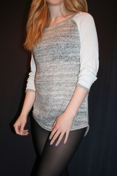 Pullover, grau fein gestrickt, weiße Ärmel   (GrößeS)