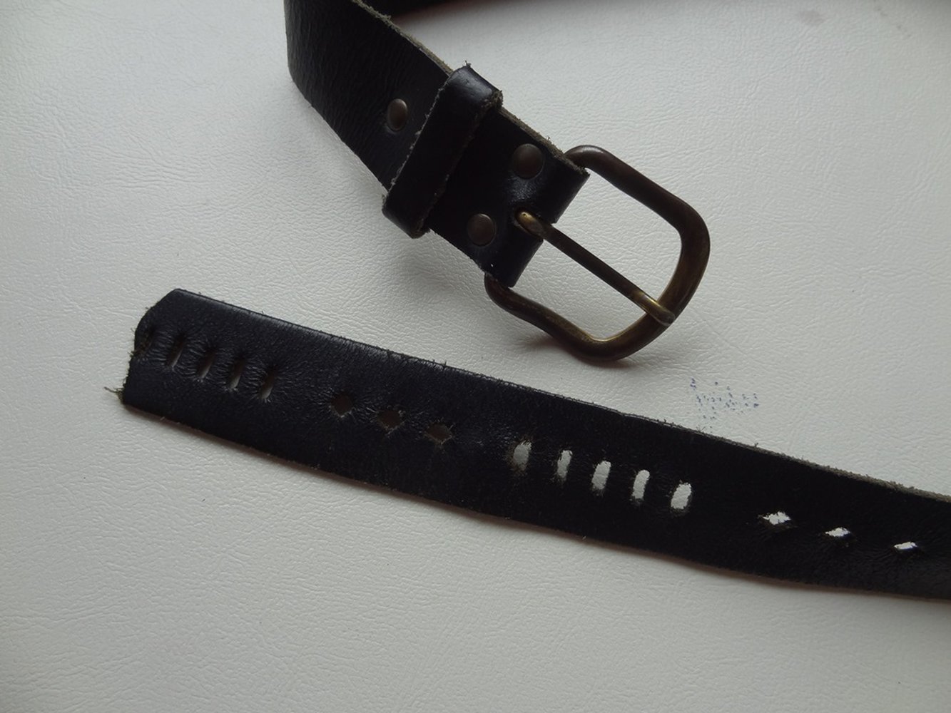 Schwarzer Gürtel mit Lochmuster