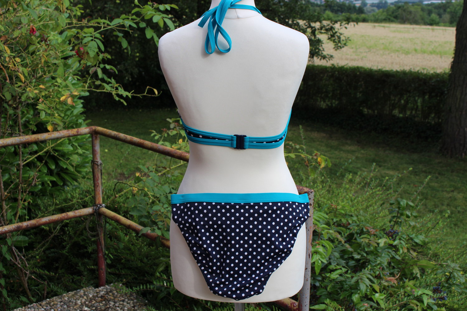 weiß, blau gepunkteter Bikini mit blauem Rand