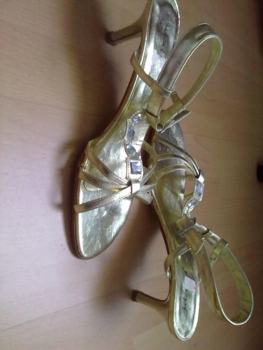 goldene Sandalen