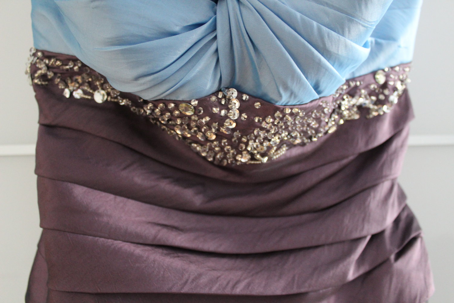 wunderschönes trägerloses Abendkleid