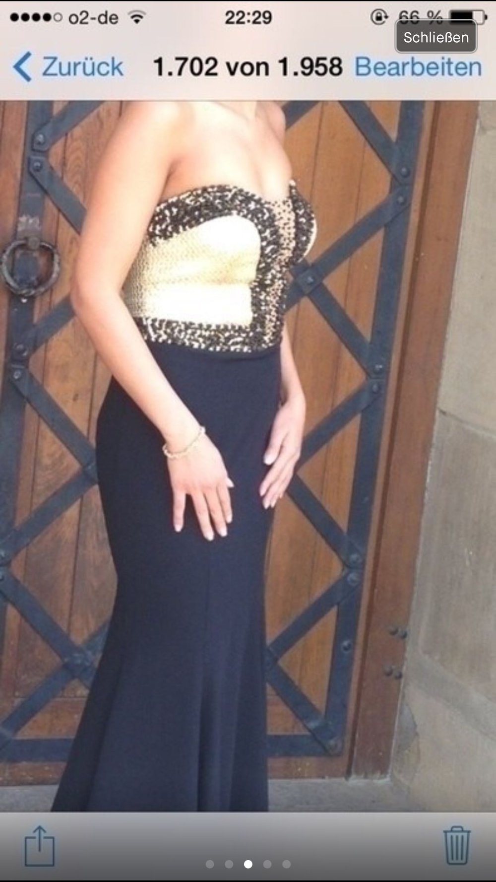 Goldschwarzes kleid mit schleppe