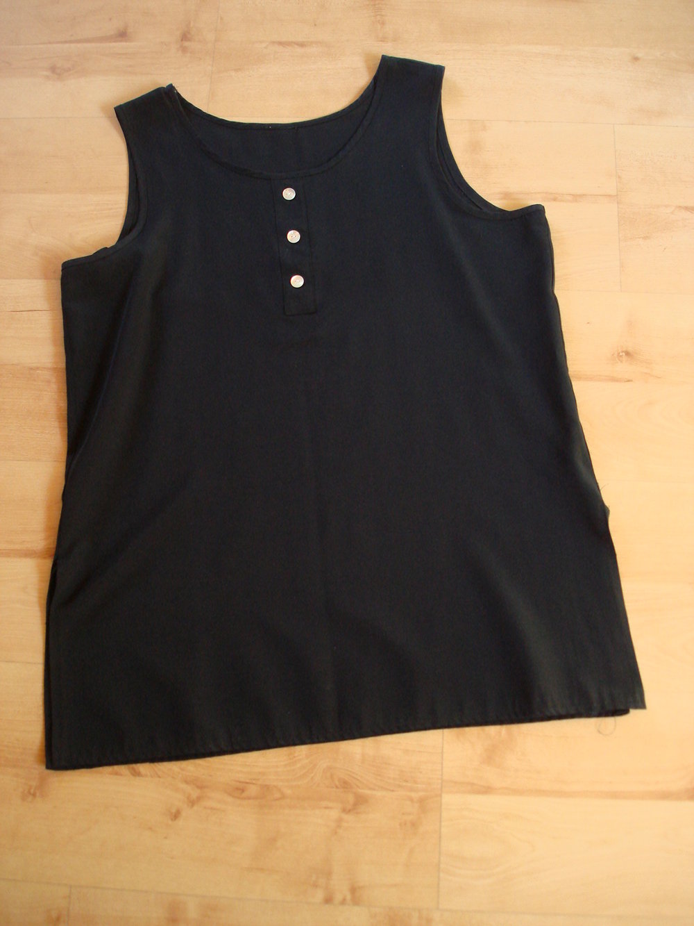 schwarzes Top