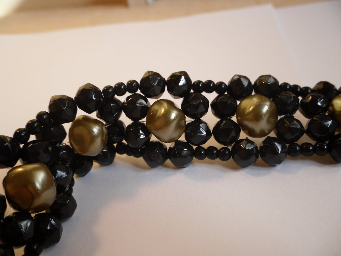 Schwarzes Halsband / Halskette mit grüngoldenen Perlen