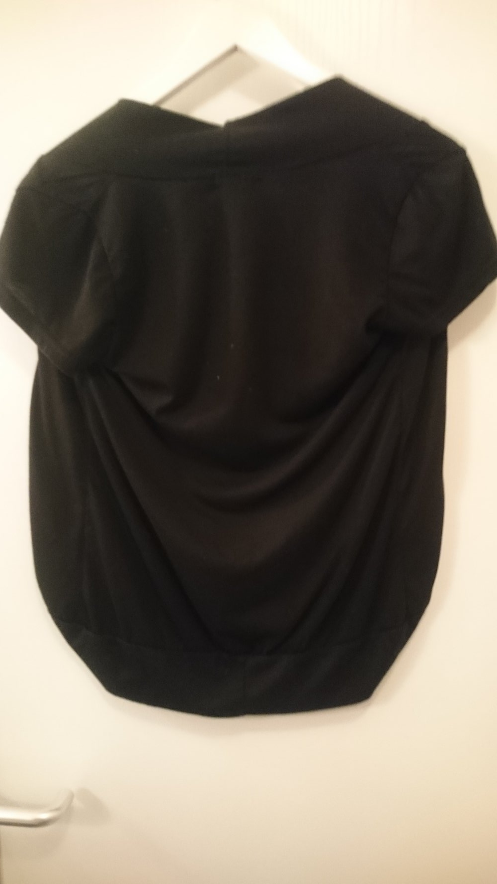 Leichtes, schwarzes Jäckchen