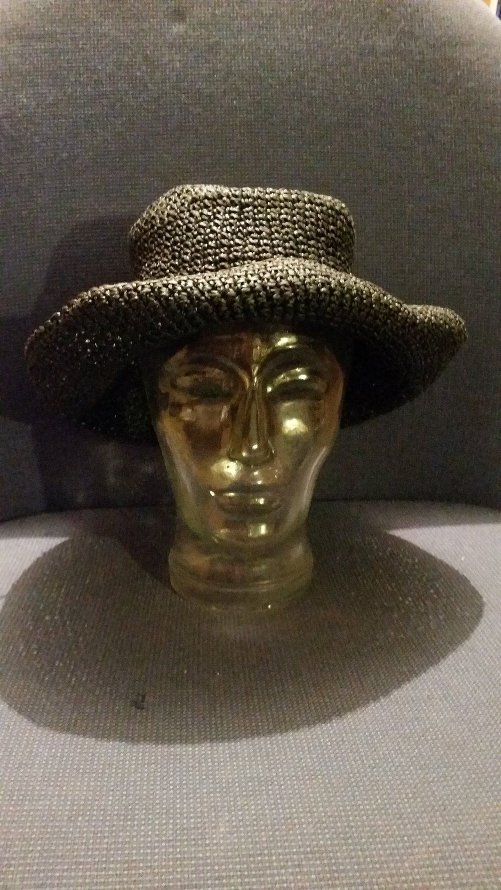 Schwarzer Sommerhut aus Stroh