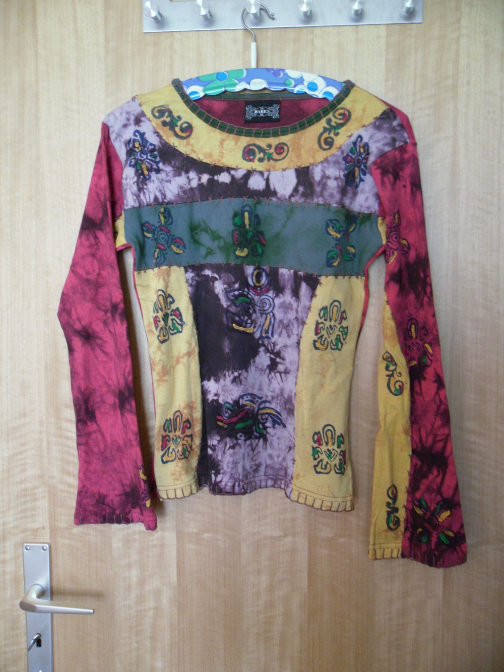 Buntes langärmliges Shirt