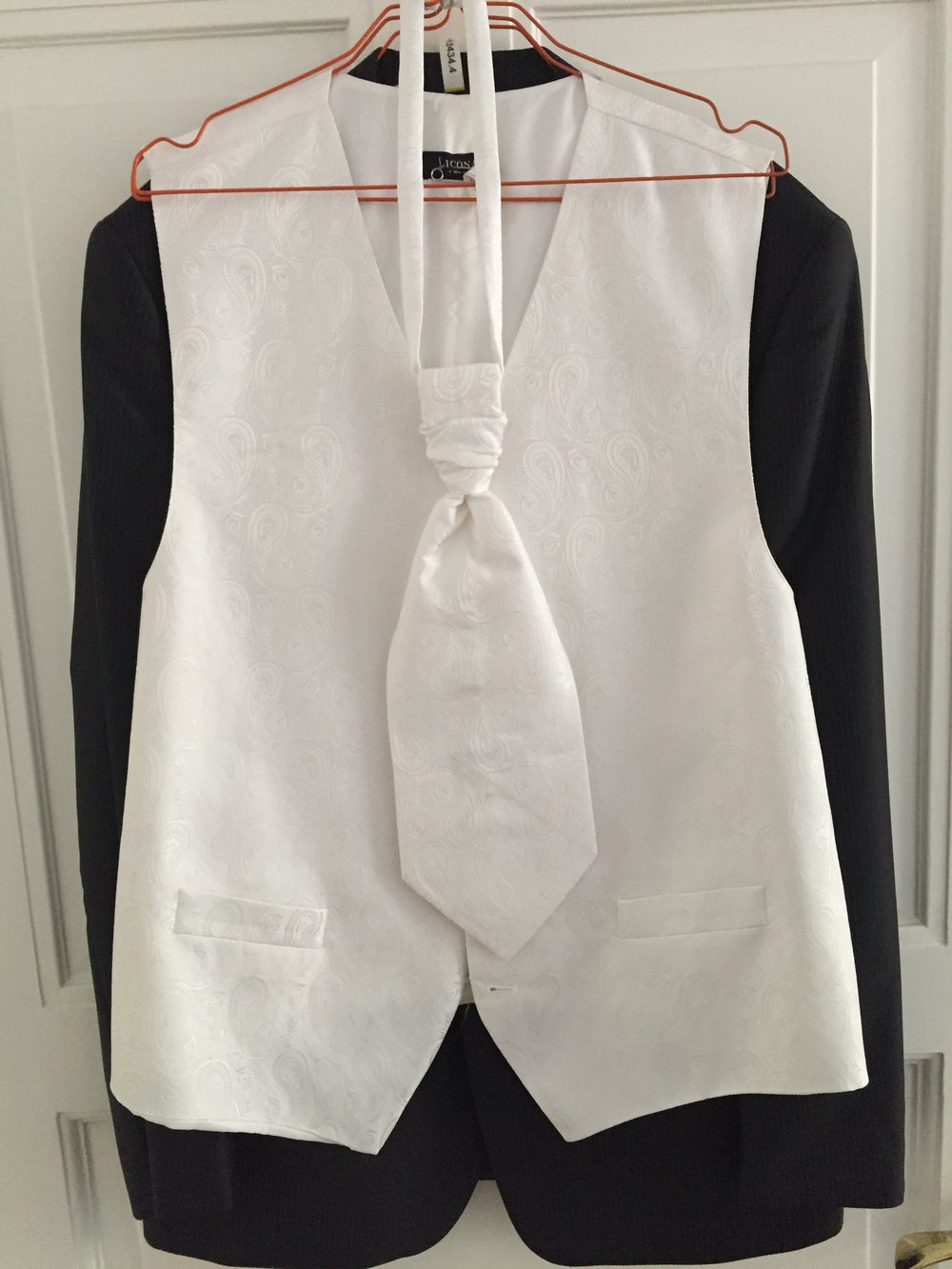 Schwarzer Anzug mit silbergrauem Streifen Gr. 54 inkl. Weste und Plastron