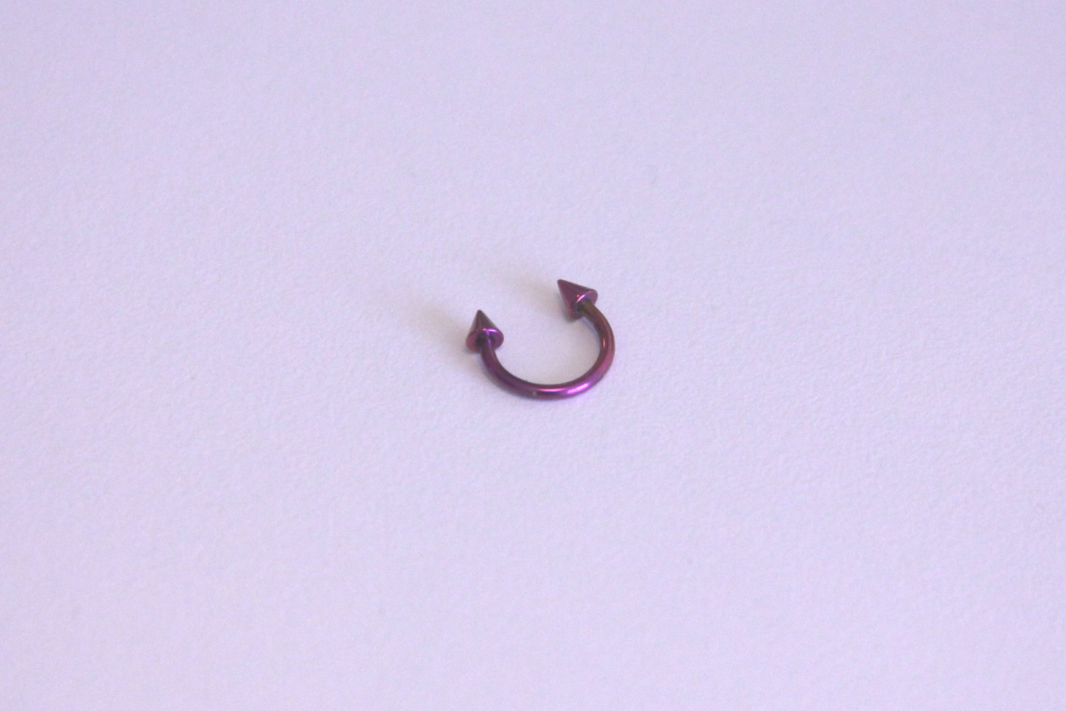 Lila Hufeisen Piercing mit Spitzen