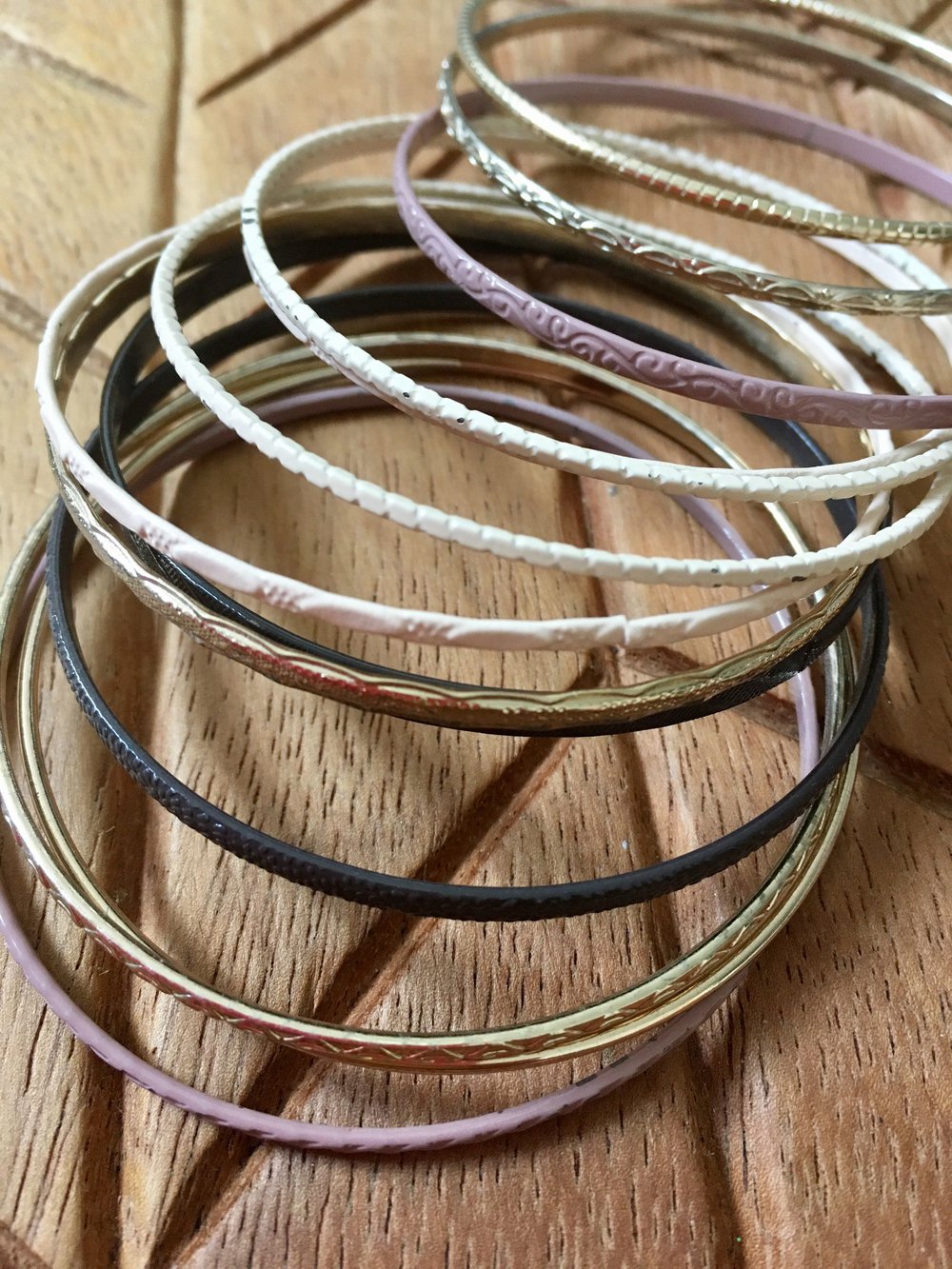 Armreifen Armbänder Set nude Gold Pastell rose Farben

Nie getragen
Leichte Aufbewahrungsspuren