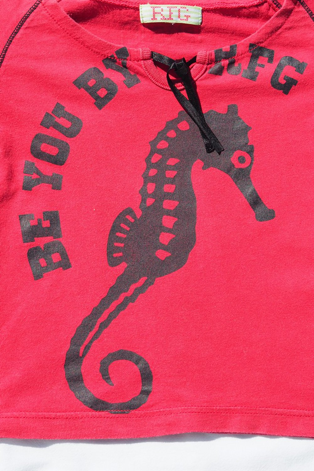 Bordeauxrotes Langarmshirt von RFG mit Seepferedchen