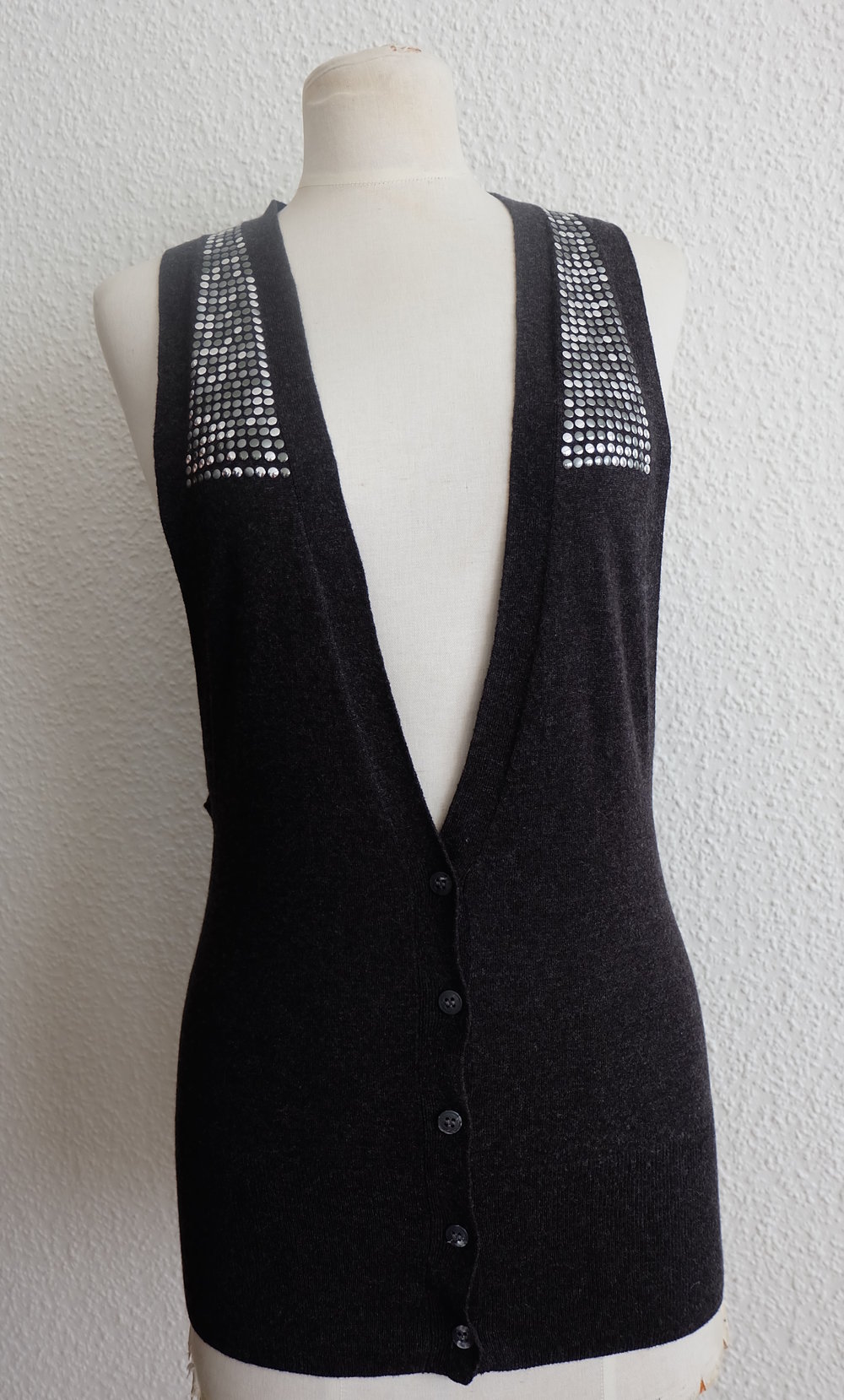 Strickweste Cardigan Plunder anthrazit mit glitzernden Palletten im Dekolleté