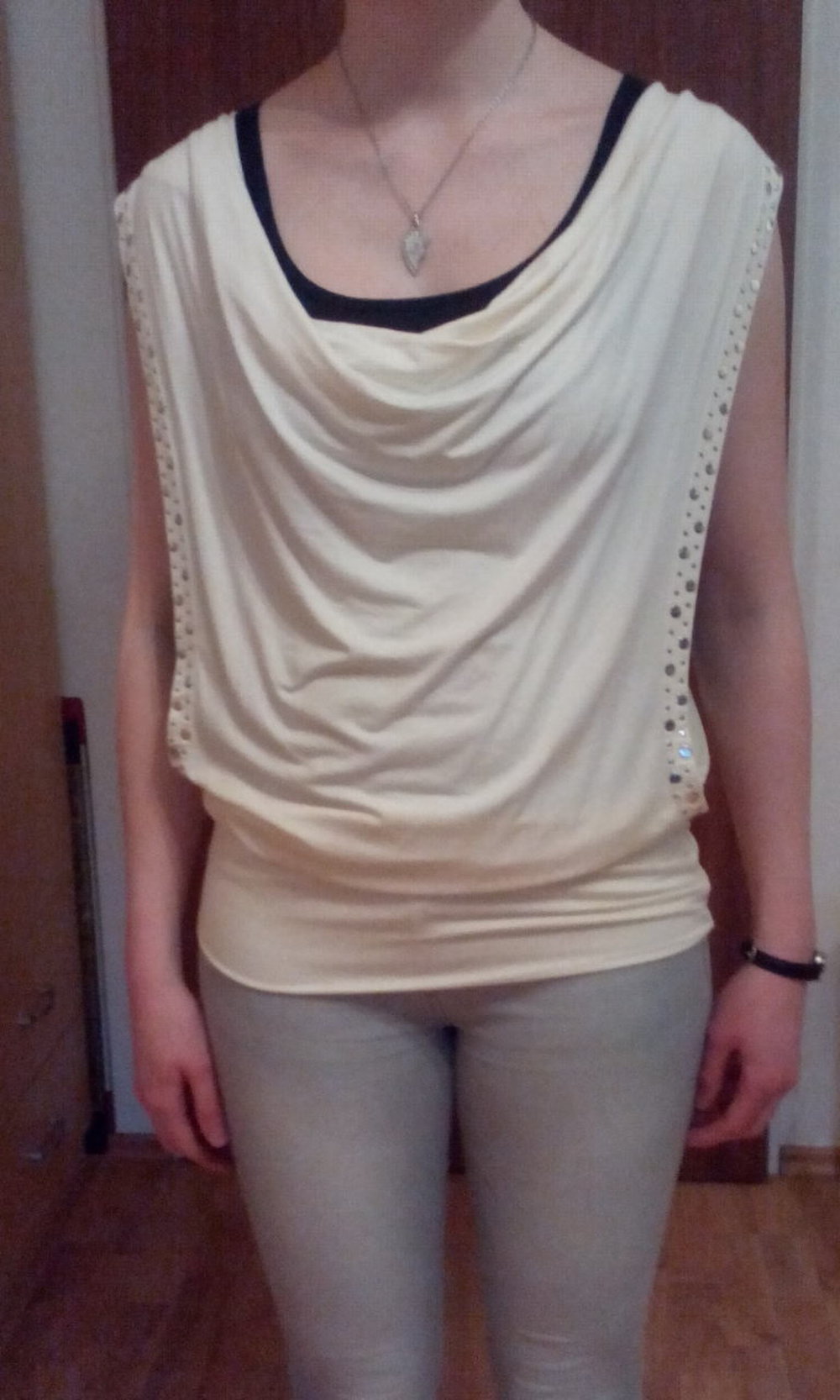 Top cremefarben mit Wasserfallkragen Gr.34