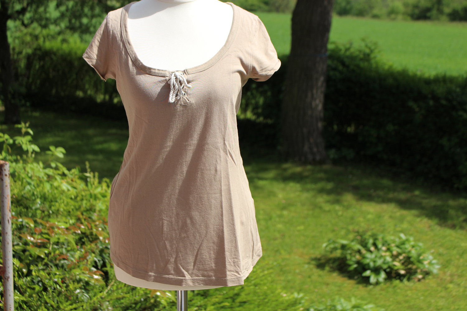 beiges T-shirt mit geschnürtem Ausschnitt
