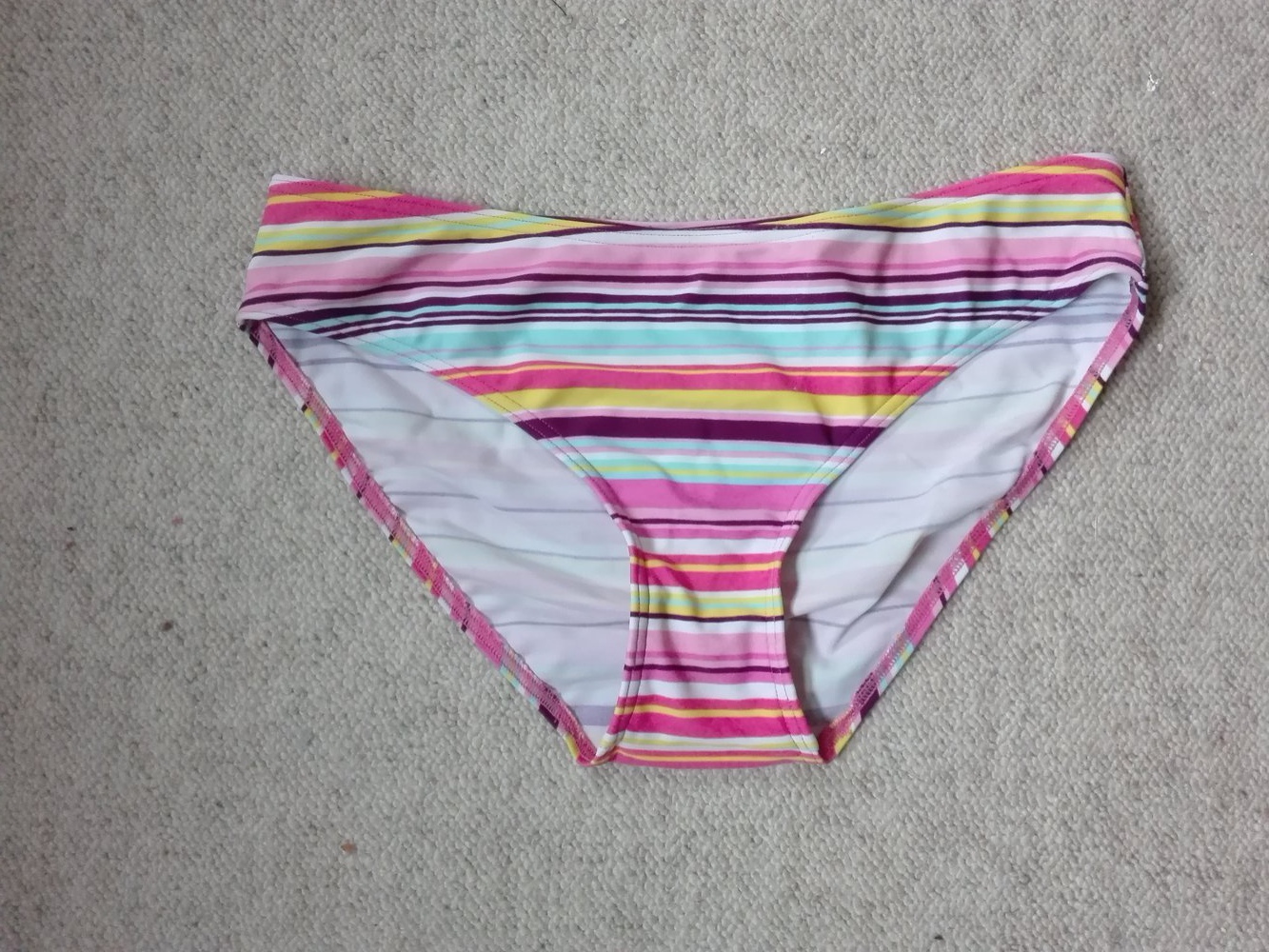 Bunter Bikini mit Cups