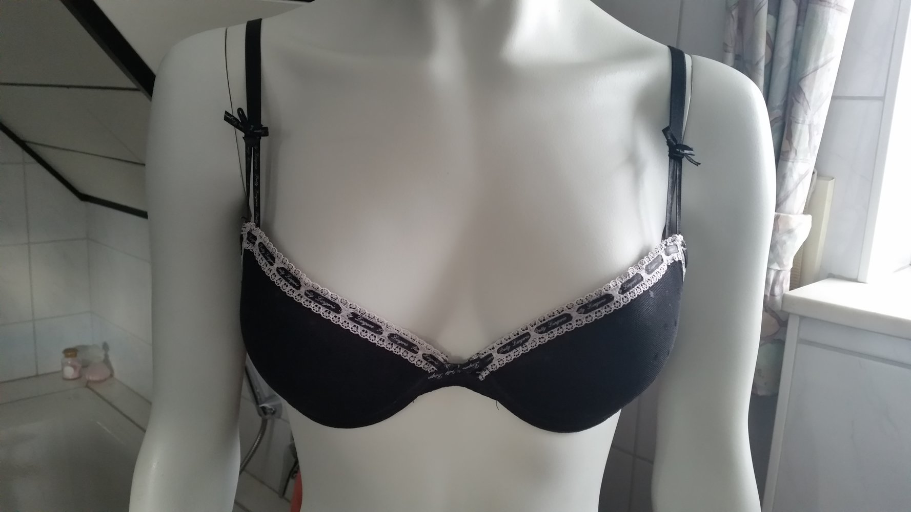 schwarzer BH mit Punkten