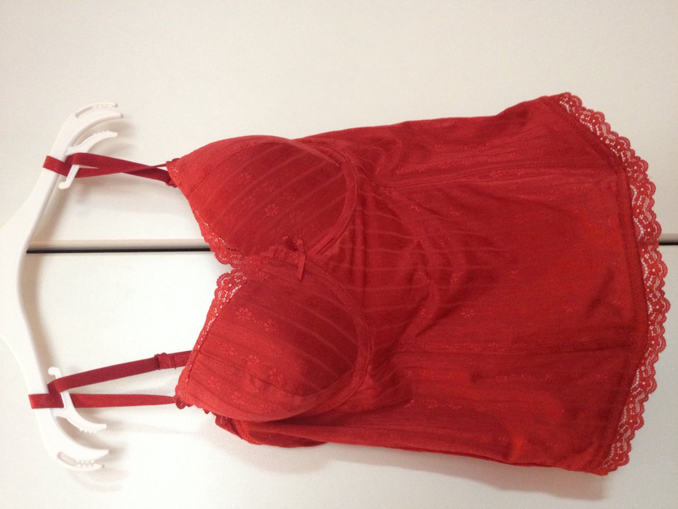 Rote Korsage mit Spitze 