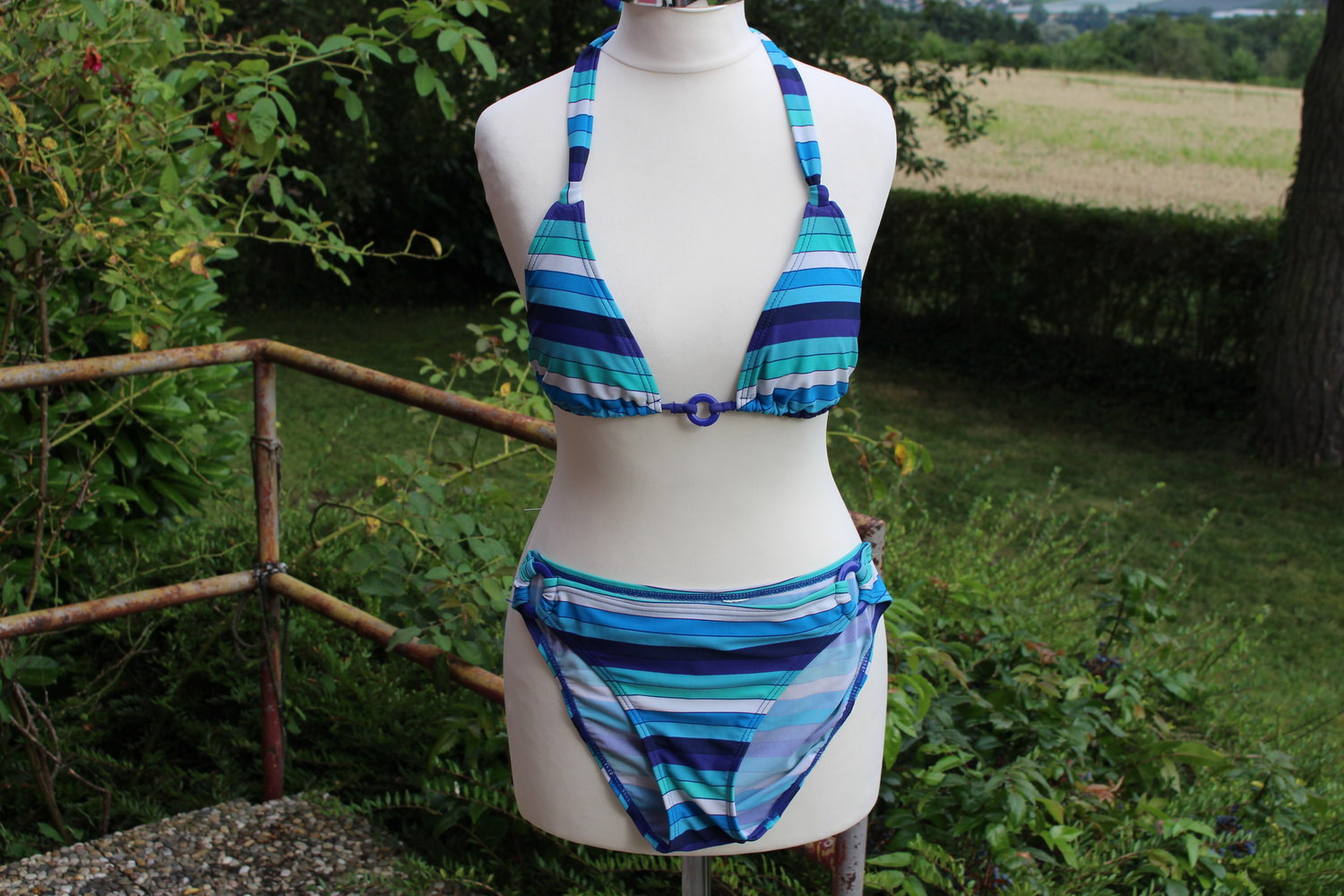 bunt gestreifter Bikini