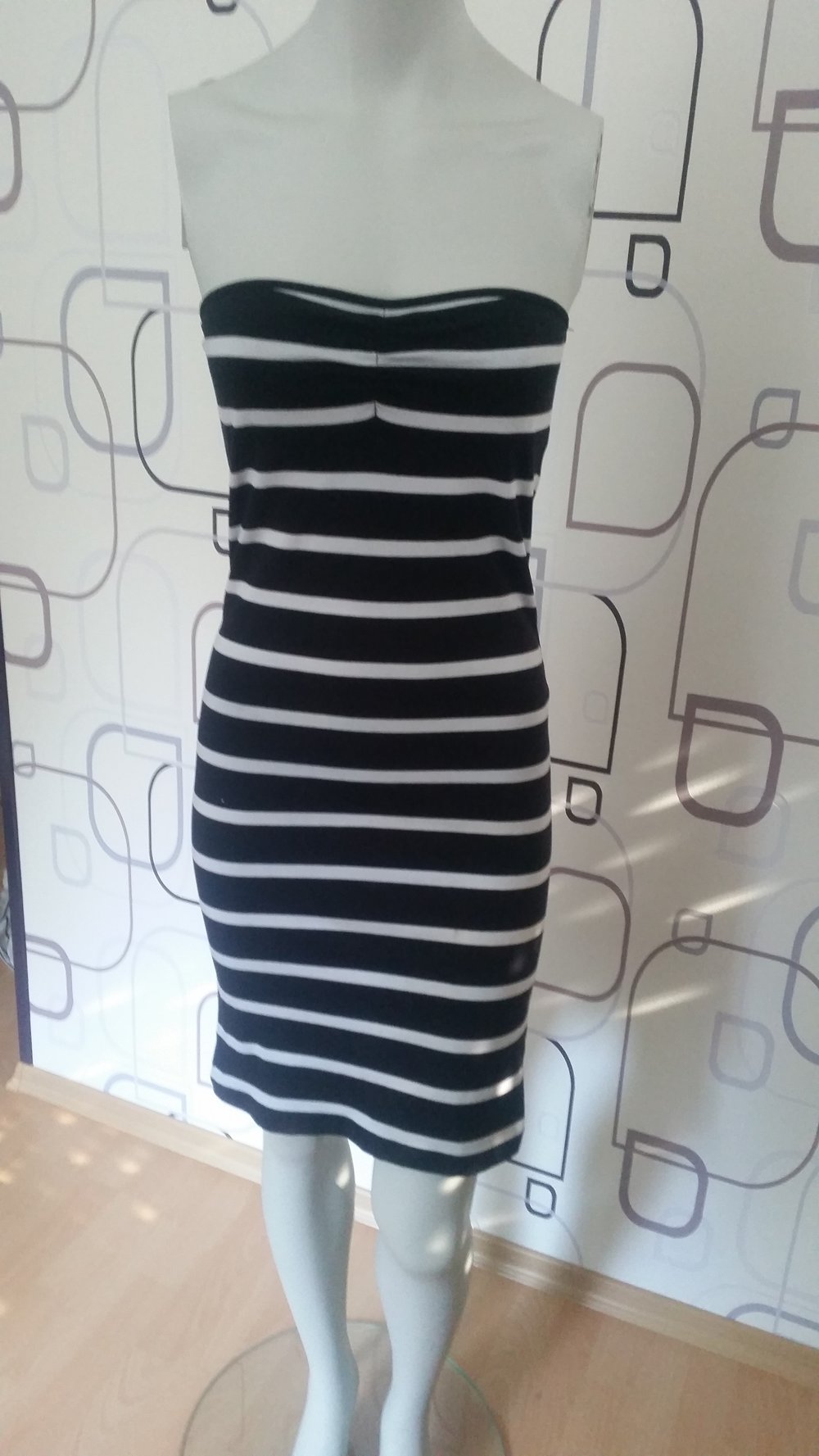 Schwarz-weißes kurzes Schlauch-kleid