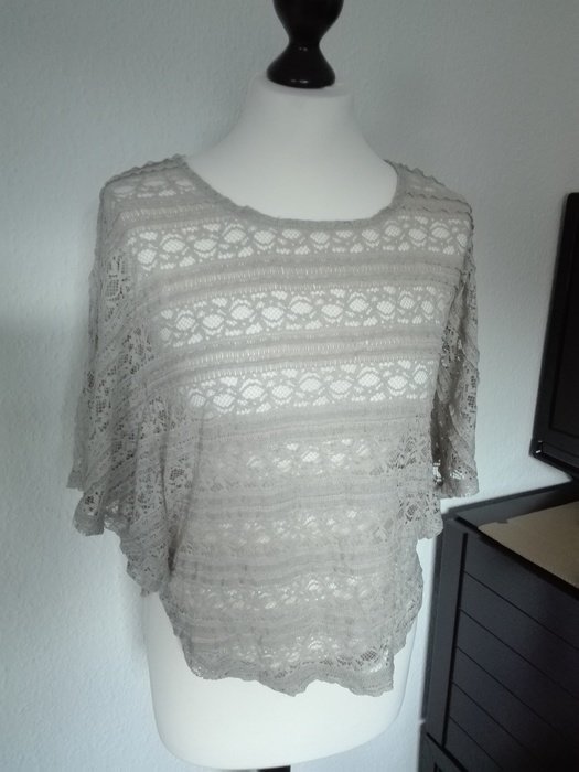 Grau-Beiges Top aus Spitze mit Fledermaus-Ärmeln